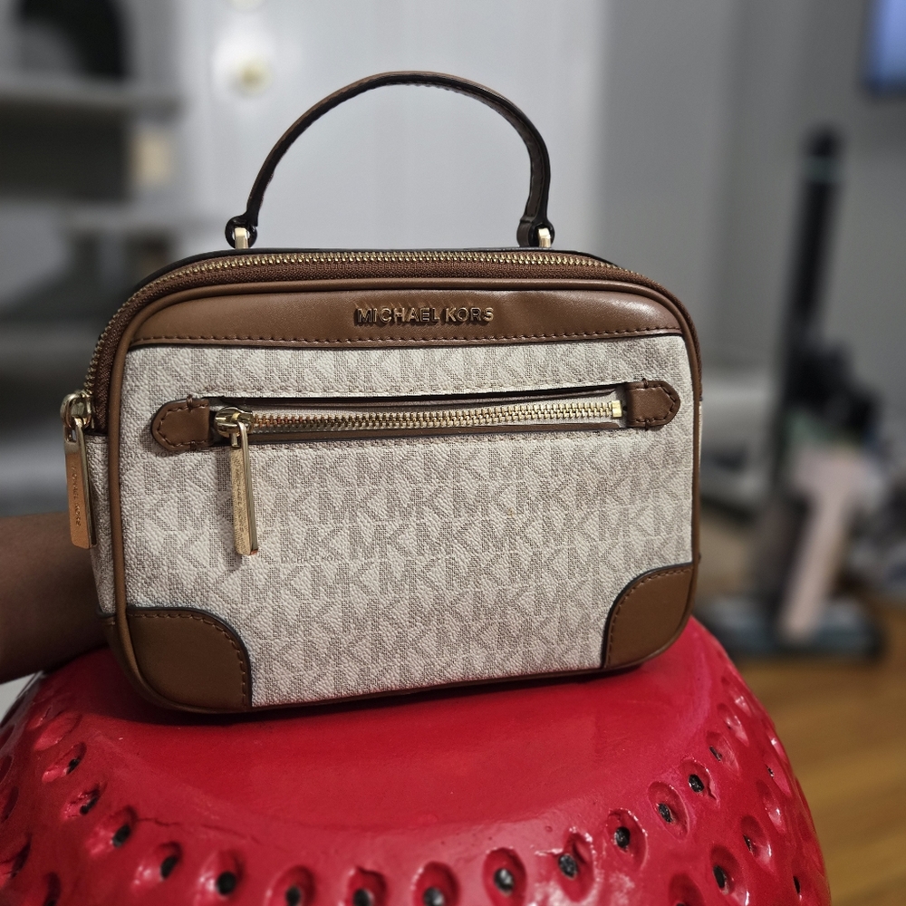 COPY - Michael Kors white SM travel Camera bag. Rare